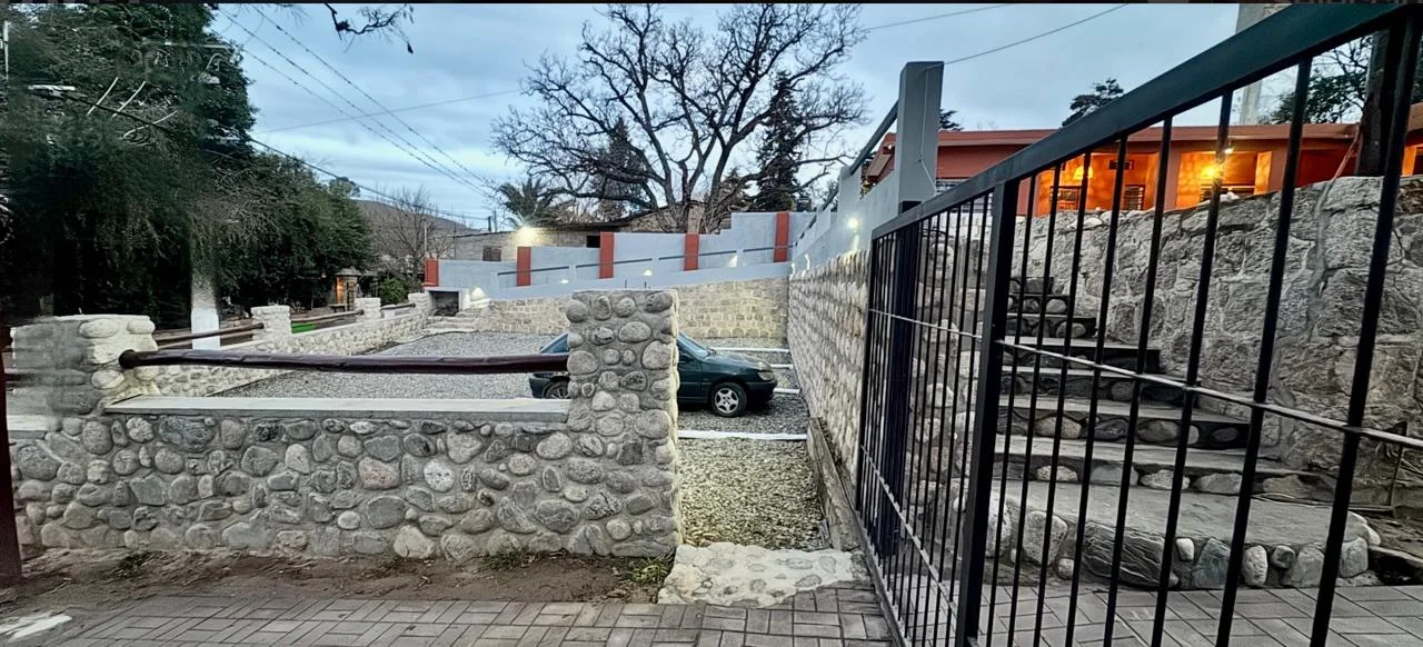 Estacionamiento privado dentro del predio