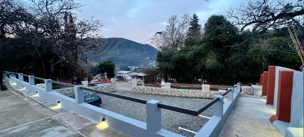 Estacionamiento con vista a las sierras