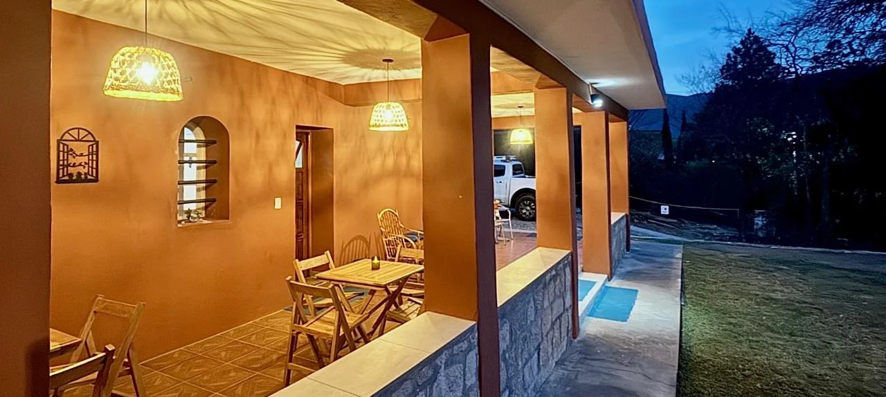 Galería techada con living exterior y parrilla