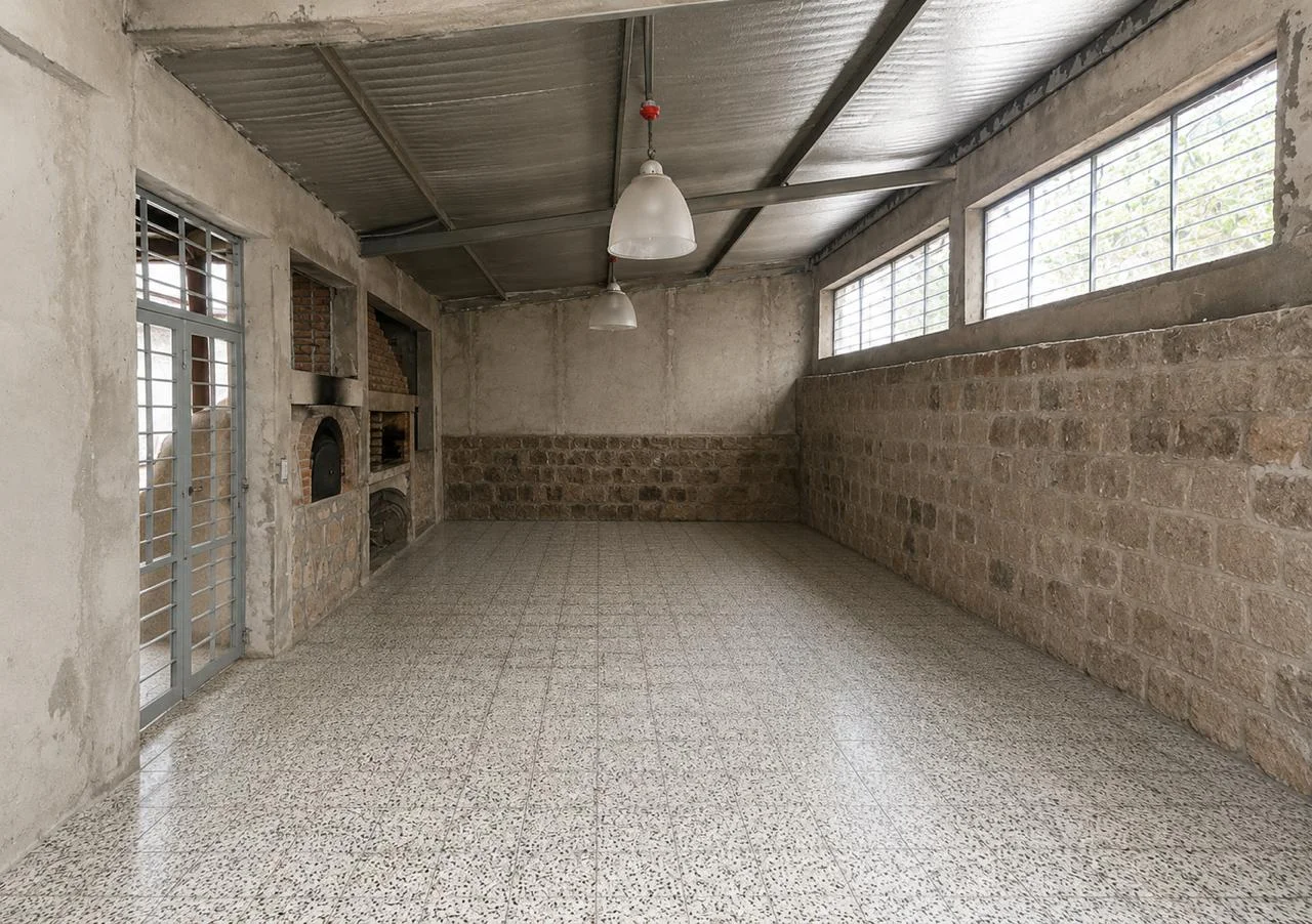 Interior del quincho con horno de barro y parrilla