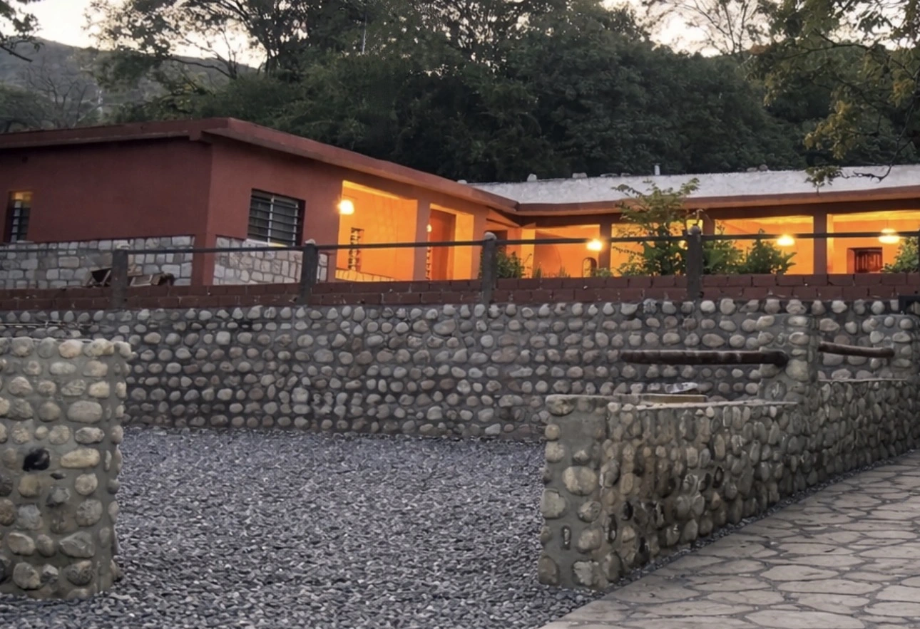 Jardín y parque exterior con vegetación local
