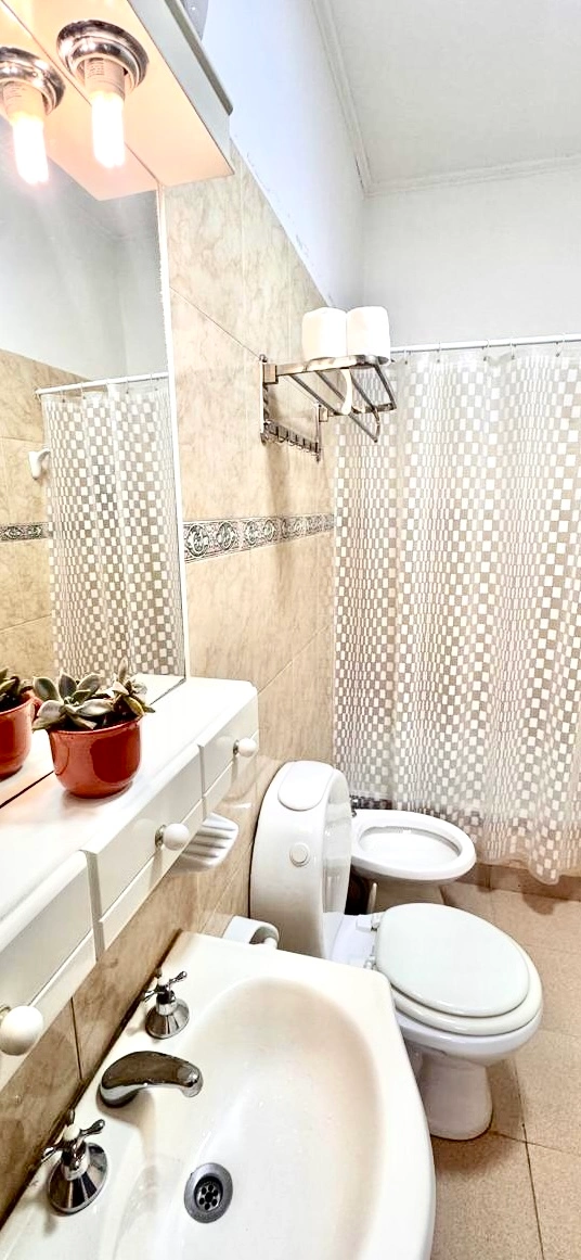 Baño secundario equipado