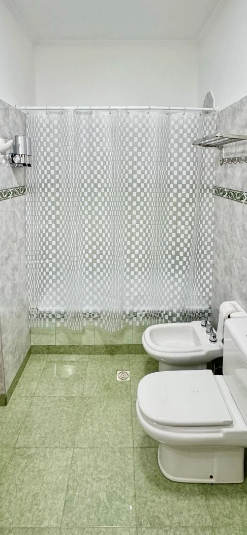 Baño completo con terminaciones modernas