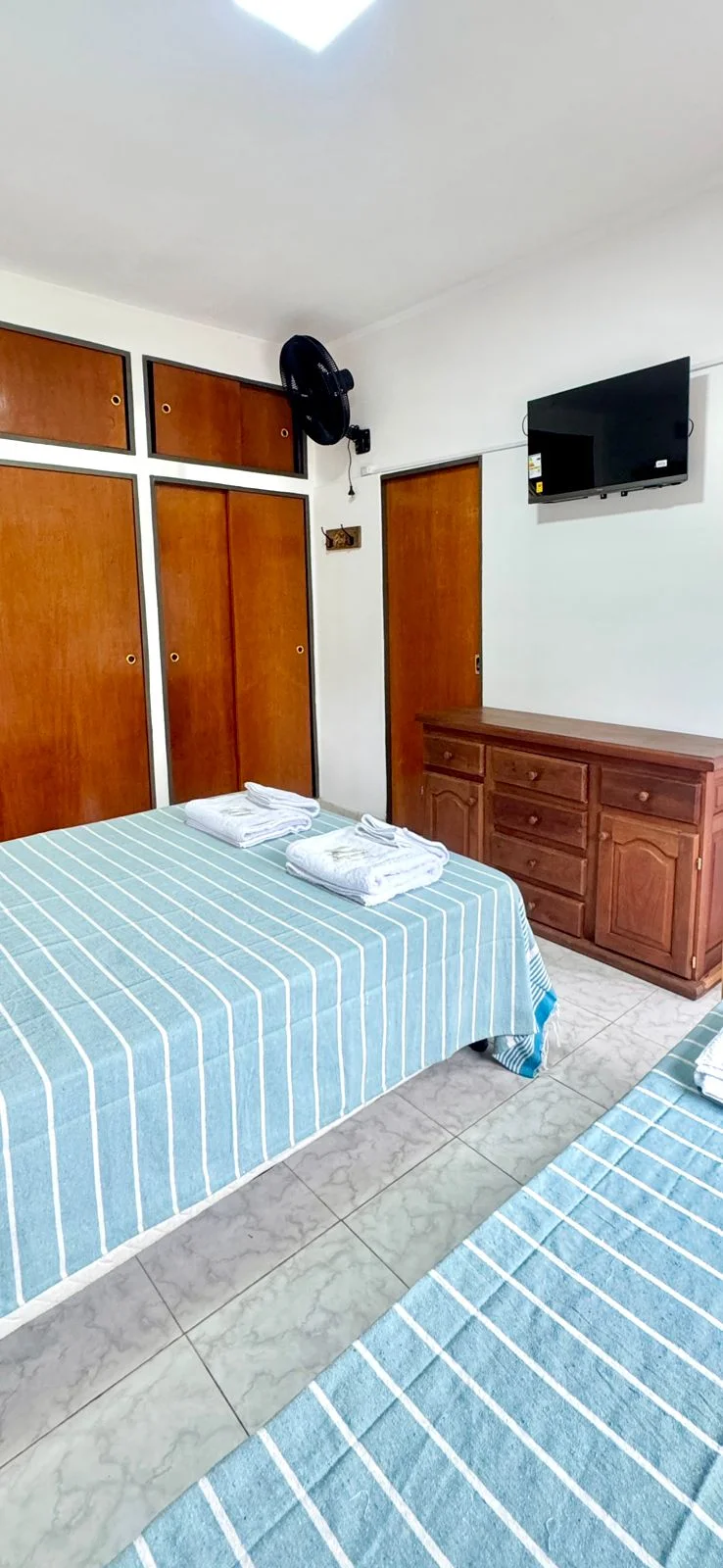 Habitación iluminada con cama doble