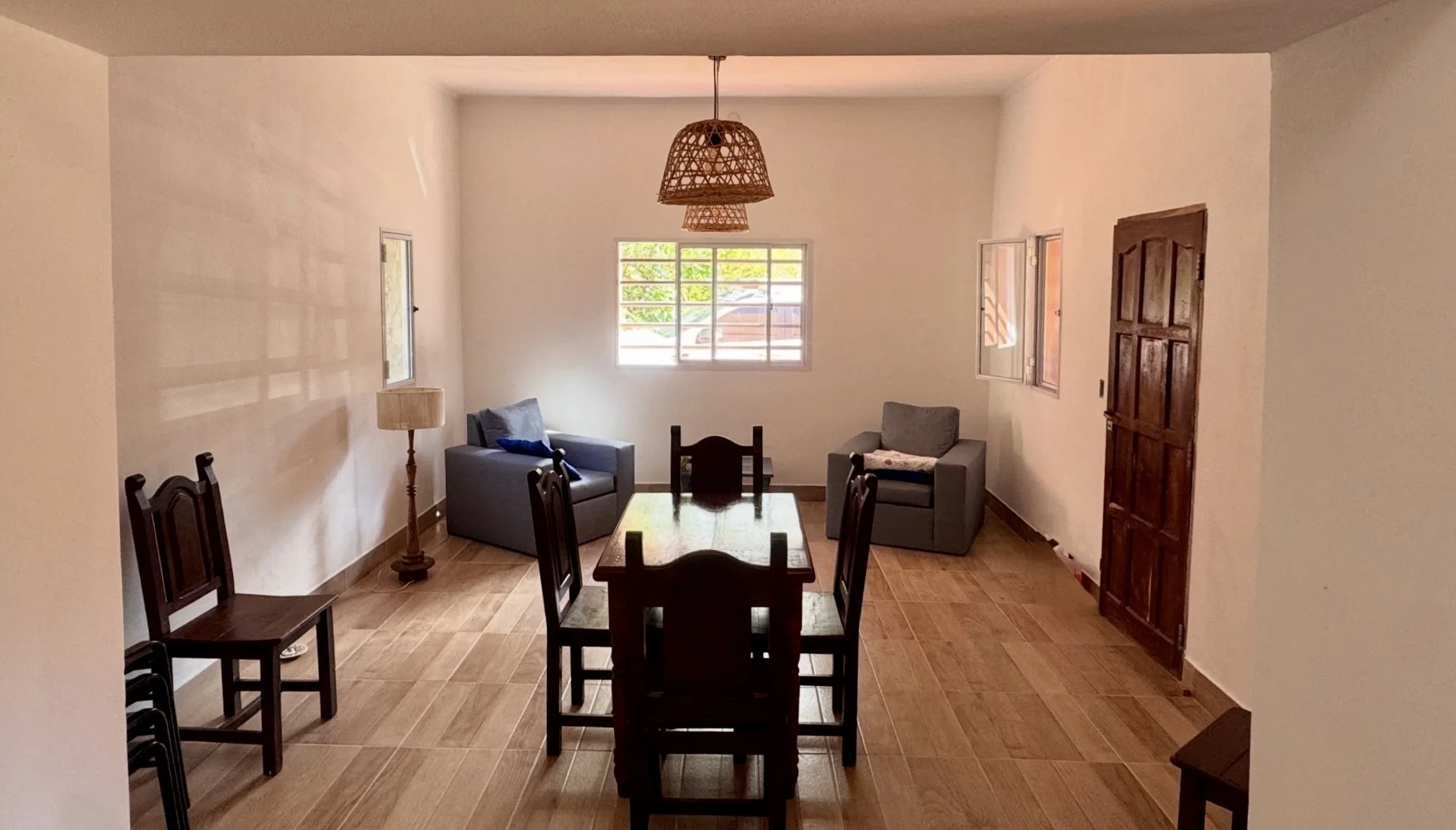 Comedor interior con mobiliario de madera rústica